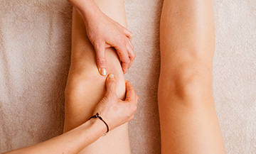 Technique de massage minceur ciblé sur les jambes pour réduire la rétention d’eau et les gonflements.